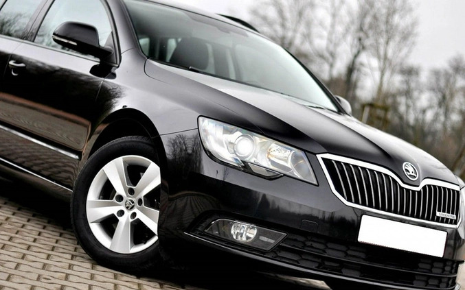 Skoda Superb cena 32900 przebieg: 262000, rok produkcji 2014 z Września małe 562